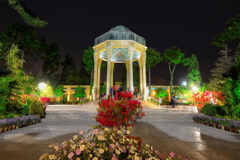 حافظیه در شب. منبع عکس: گوگل‌ مپ. عکاس: رضا جلالی