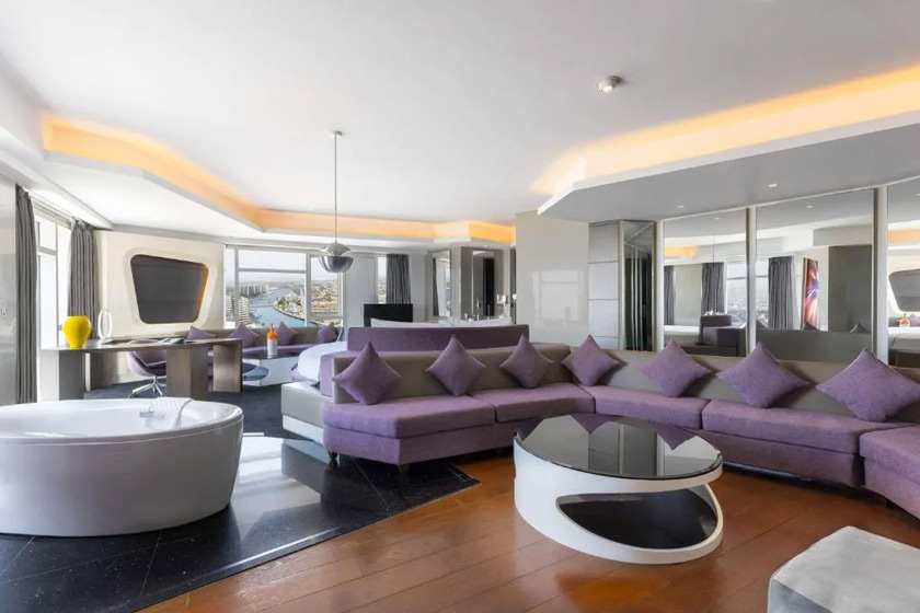 V Hotel Dubai, Curio Collection by Hilton Dubai - Round Bed Valor Suite
