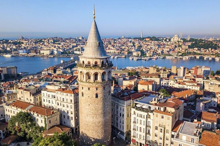 برج گالاتا در روز. منبع عکس: وب‌سایت galatatowertickets.com. عکاس: نامشخص