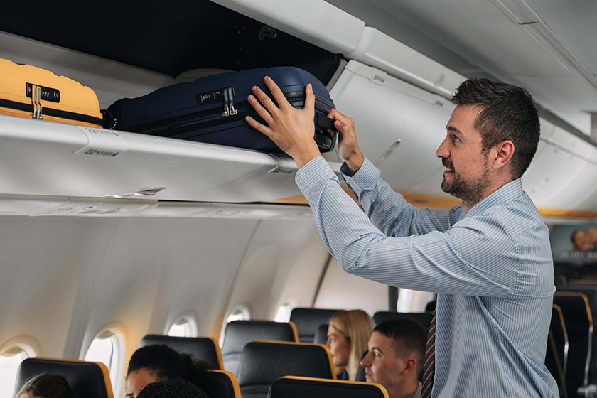 اشیای ممنوعه در کابین هواپیما. منبع عکس: Corporate Ryanair. عکاس: نامشخص