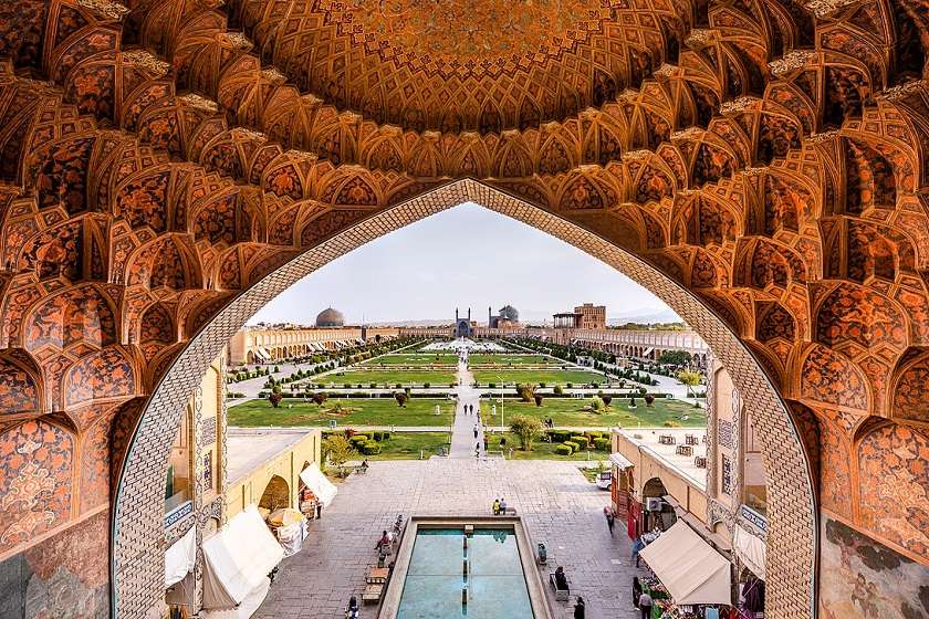 دیوارهای تخریب شده میدان نقش جهان مرمت می‌شود