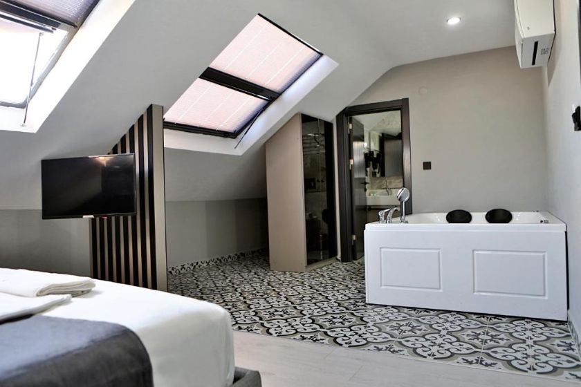 Fly And Stay Airport Hotel Istanbul - Queen Room with Spa Bath