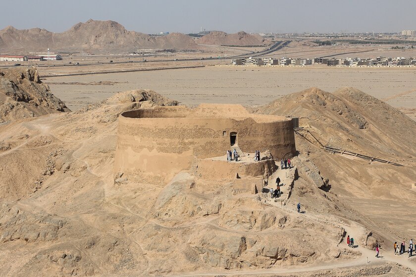 دخمه زرتشتیان. منبع عکس: ویکی مدیا. عکاس: Bernard Gagnon