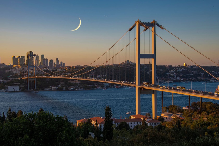 پل بسفر در نیمه شب. منبع عکس: وب‌سایت turkeytribune.com. عکاس: نامشخص