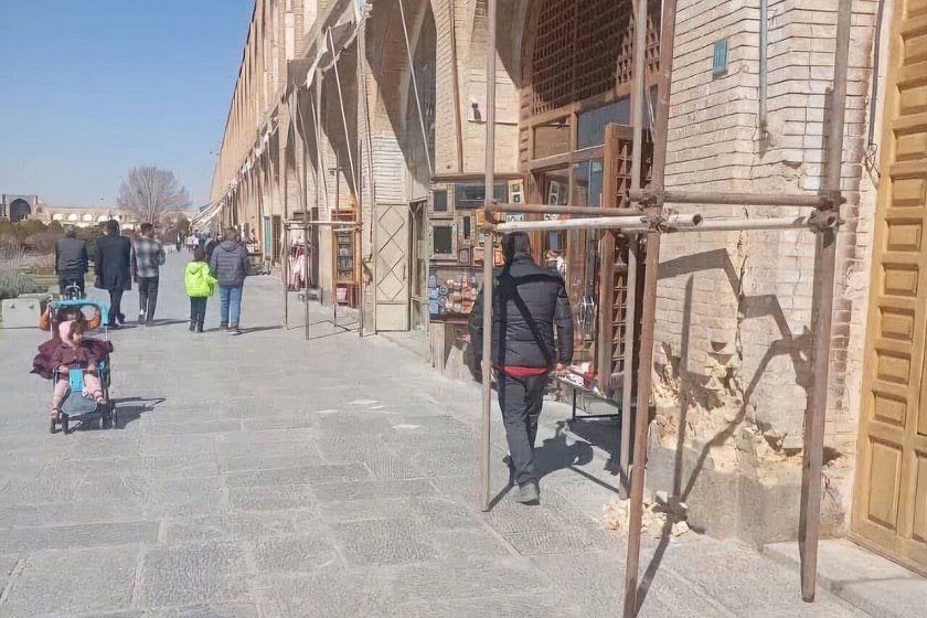 دیوارهای تخریب شده میدان نقش جهان مرمت می‌شود. منبع عکس وب سایت خبرگزاری ایمنا. عکاس نامشخص