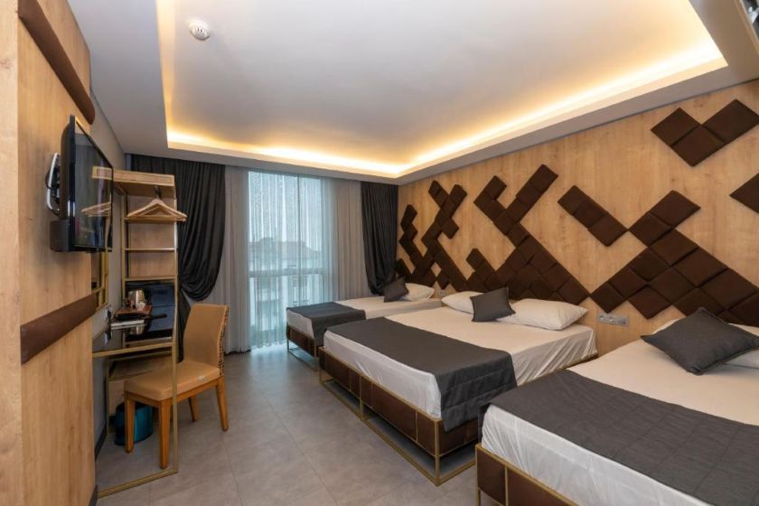 Fly And Stay Airport Hotel Istanbul - Deluxe Quadruple Room