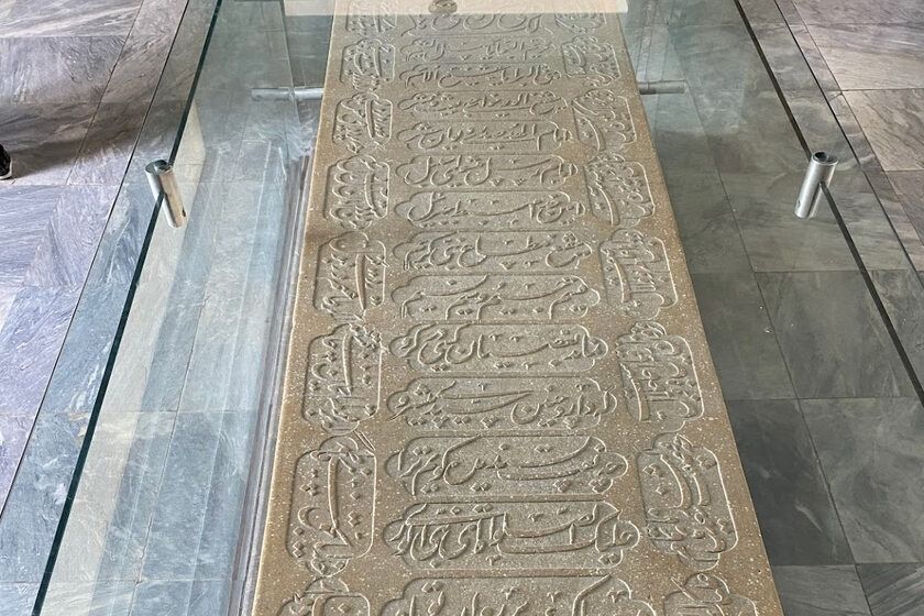سنگ قبر آرامگاه سعدی. منبع عکس: گوگل‌مپ. عکاس: Reza Azimi
