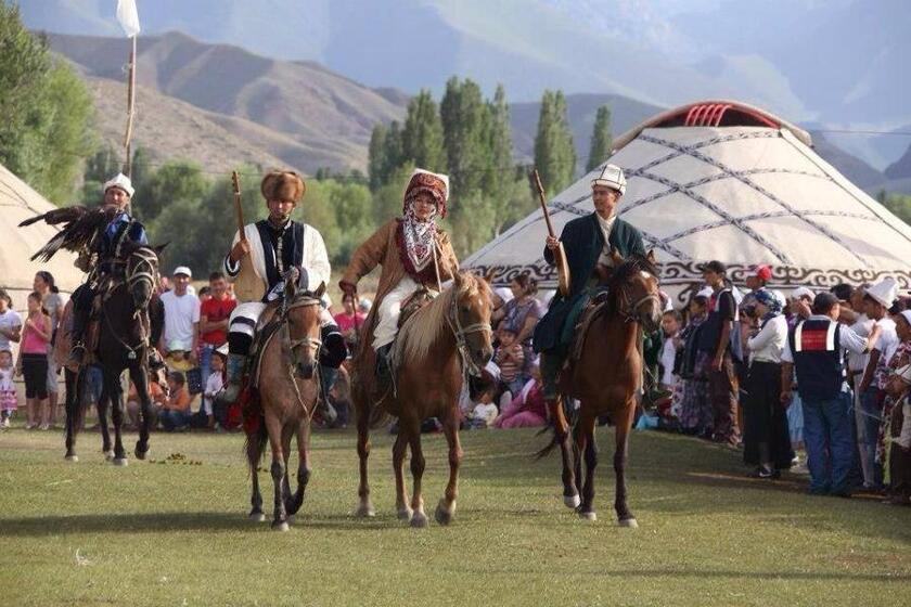 نوروز در قرقیزستان. منبع عکس: وب‌سایت Kyrgyzstantravel.com. عکاس: نامشخص