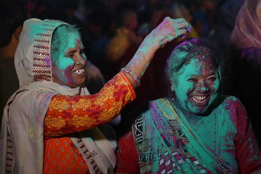 جشن هولی در کراچی پاکستان. منبع: Theguardian. عکاس: Shahzaib Akber