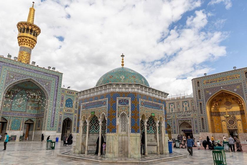  نمایی زیبا از گلدسته و ایوان طلا و سقاخانه صحن جمهوری اسلامی. منبع عکس: Omran.Razavi.Ir. عکاس: نامشخص
