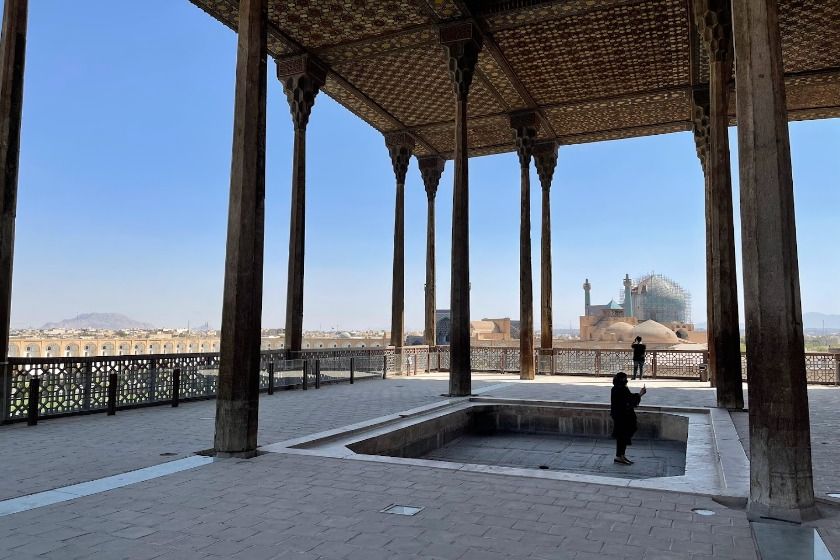 حوض ایوان عالی قاپو. منبع عکس: گوگل‌مپ. عکاس: علی اخوانی