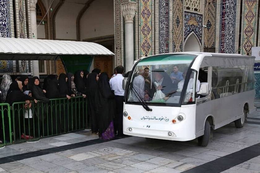وسیله تردد در حرم امام رضا. منبع عکس: Awzahnews.Com. عکاس: نامشخص