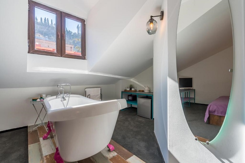 Redrum Tbilisi Boutique Hotel Tbilisi - Deluxe Mansard Room with Bath