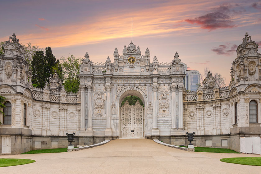 کاخ دولما باغچه. منبع عکس: وبسایت Dolmabahcepalace-tickets.com. عکاس: نامشخص
