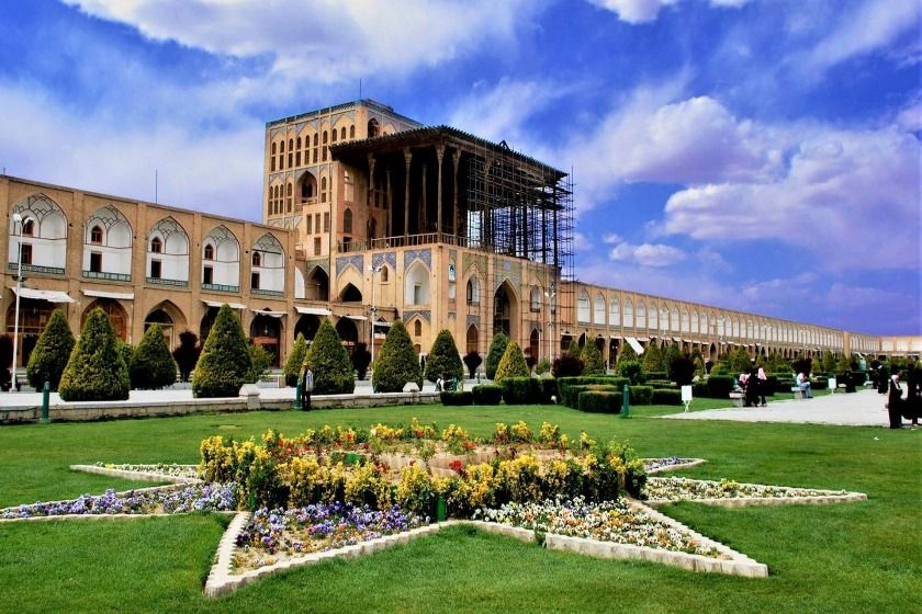 عالی قاپو در روز. منبع عکس: وبسایت Islamicarchitecturalheritage.com. عکاس: نامشخص