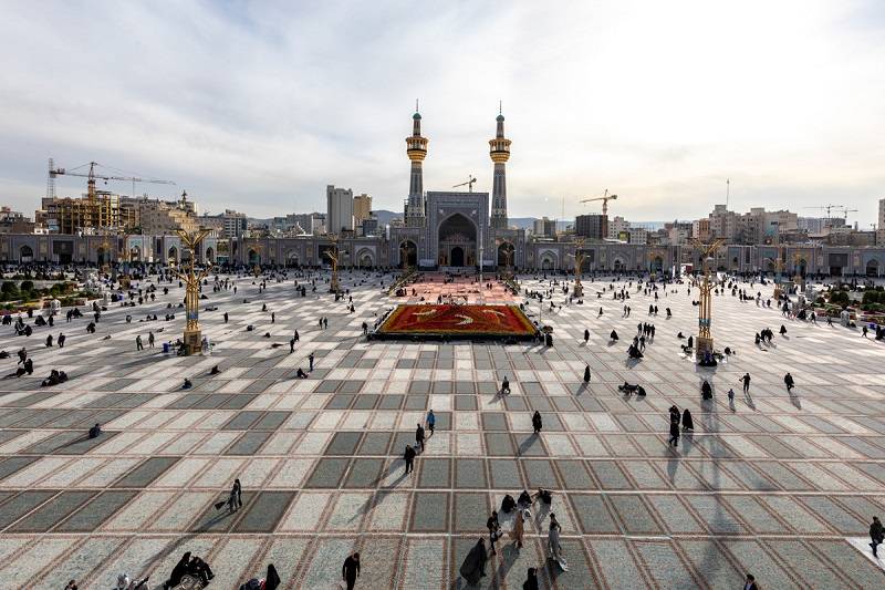 صحن پیامبر اعظم (ص) و نمای ایوان قبله. منبع عکس: Omran.Razavi.Ir. عکاس: نامشخص