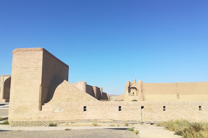 کاروانسرای میان دشت سمنان. منبع عکس: گوگل مپ. عکاس: P T