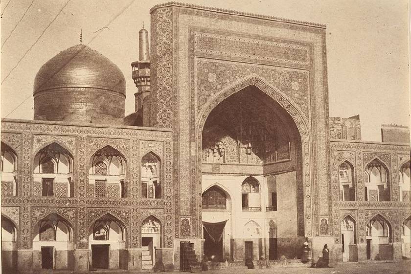 حرم امام رضا (ع) در دهه ۱۳۲۰ هجری شمسی. منبع عکس: ویکی پدیا. عکاس: Alborzagros