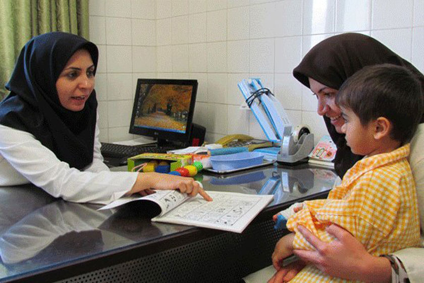 جلسه گفتار درمانی.  منبع عکس: وبسایت Mehrnews.Com. عکاس: نامشخص