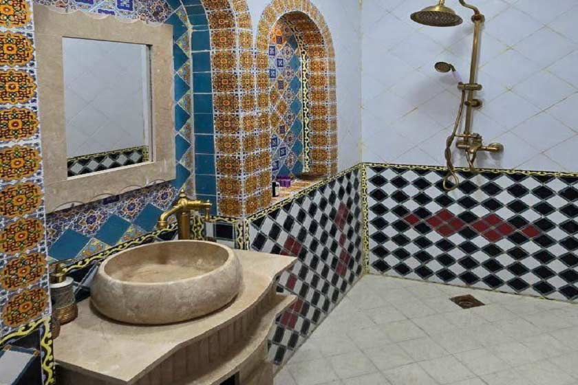 اقامتگاه سنتی عمارت جهانشاهی شیراز - اتاق آزین