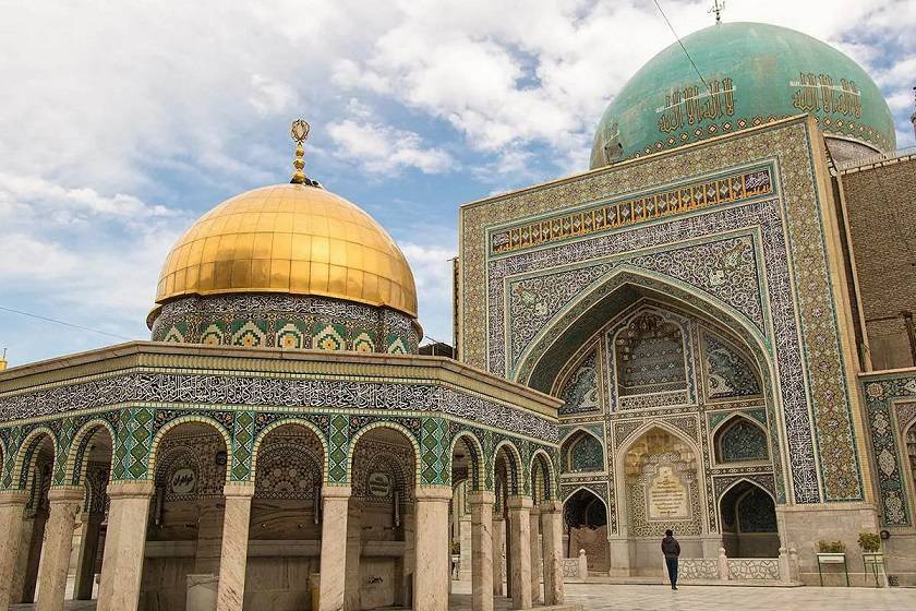 نمایی زیبا از گنبد فیروزه‌ای و سقاخانه صحن قدس. منبع عکس: Omran.Razavi.Ir. عکاس: نامشخص