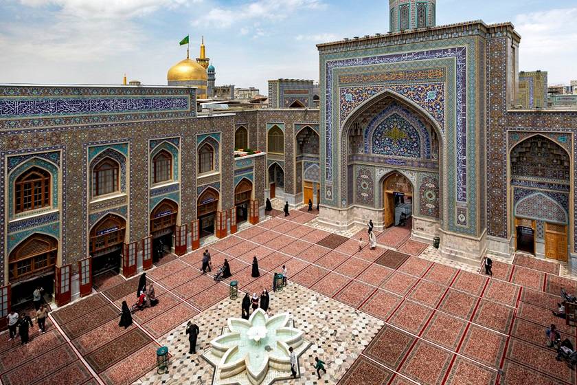 حوض یکی از صحن های حرم امام رضا. منبع عکس: Omran.Razavi.Ir. عکاس: نامشخص