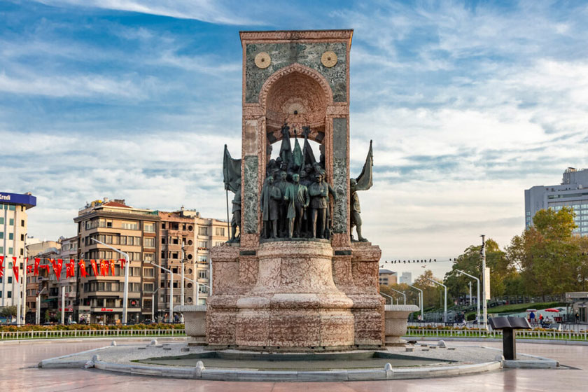 مجسمه میدان تکسیم. منبع عکس: وبسایت bellekmekanlari.org. عکاس: نامشخص