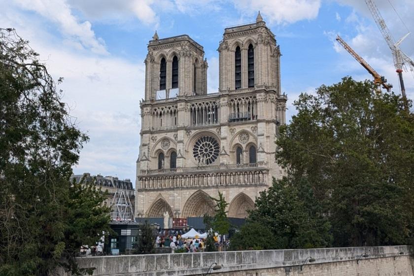 کلیسای نوتردام در روز. منبع عکس وبسایت Secrets of Paris. عکاس نامشخص