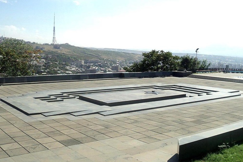 نماد پیروزی در فضای روبه‌روی مجسمه ایروان. منبع عکس: Visityerevan.am