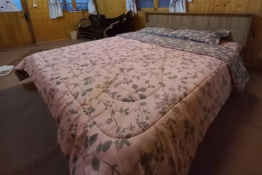 اقامتگاه بوم گردی بام گلسرک رشت - اتاق زنبق