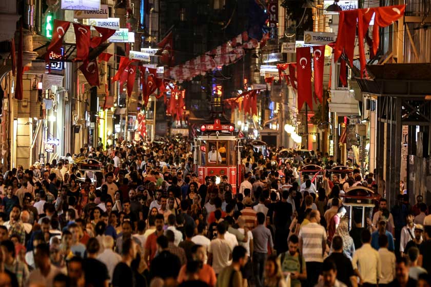 بازدید از میدان تکسیم و خیابان استقلال.  منبع عکس: وبسایت gettyimages.com. عکاس: نامشخص