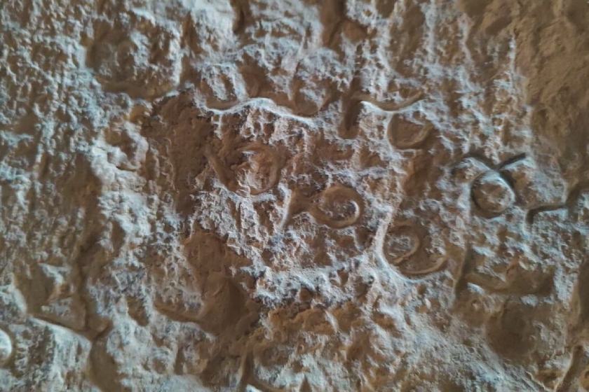 کشف کتیبه باستانی هزار و ۵۰۰ ساله در آباده فارس