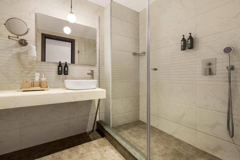 Ramada by Wyndham Tbilisi Old City Tbilisi - Standard King Room with Balcony - Smoking