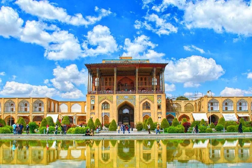 نمایی از ورودی عالی قاپو.  منبع عکس: وبسایت Irun2iran.com. عکاس: نامشخص
