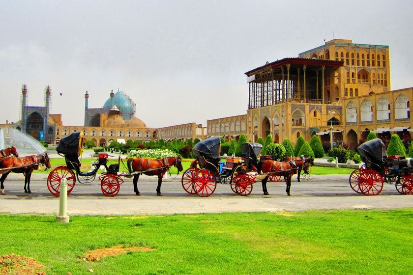 عالی قاپو و مسجد نقش جهان اصفهان. منبع عکس: وبسایت Tehrantimes.com. عکاس: نامشخص