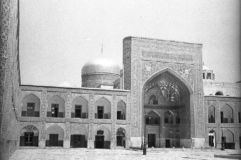 بارگاه امام رضا از جانب مسجد گوهرشاد در سال ۱۳۱۷ هجری شمسی. منبع عکس: ویکی پدیا. عکاس: آنه ماری شوارتسنباخ