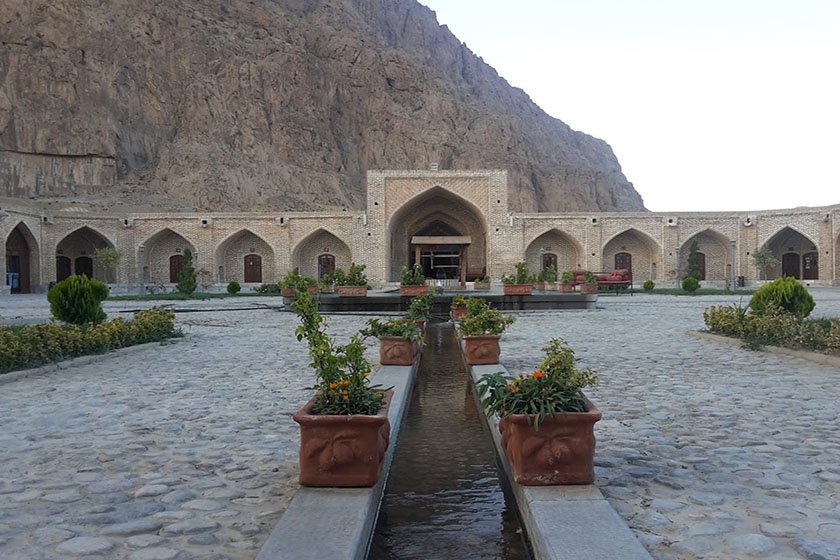 کاروانسرای شاه عباسی بیستون. منبع عکس: گوگل مپ. عکاس: Yazdan Shokouhi
