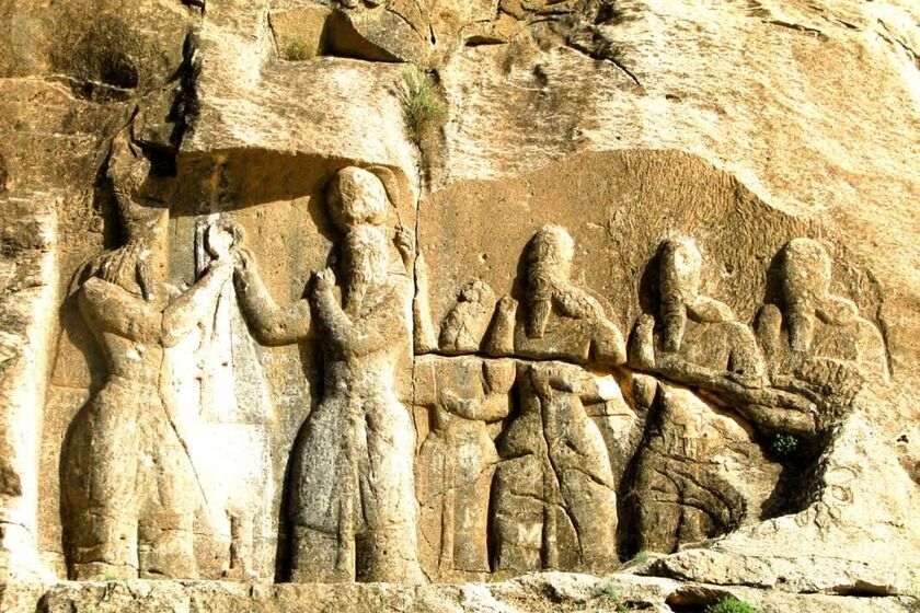 نقش برجسته تاج گذاری اردشیر. منبع عکس: خبرگزاری ایرنا. عکاس: نامشخص