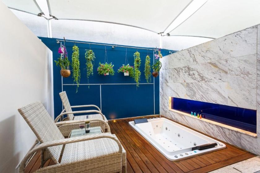 Hotel Clover Patong Phuket - SHA Plus Phuket - Deluxe Jacuzzi Room