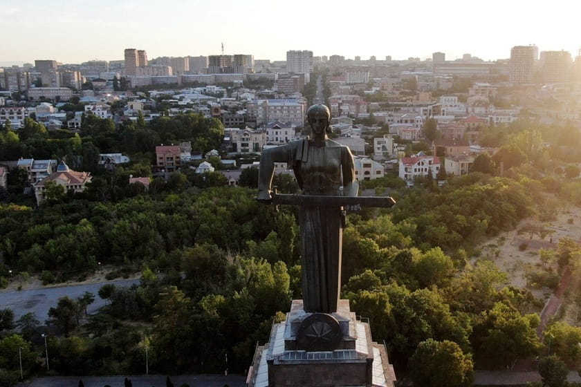 مجسمه مادر ایروان . منبع عکس: Visityerevan.am 