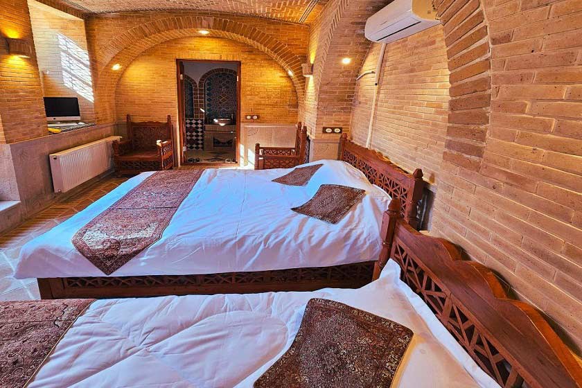 اقامتگاه سنتی عمارت جهانشاهی شیراز - اتاق آزین