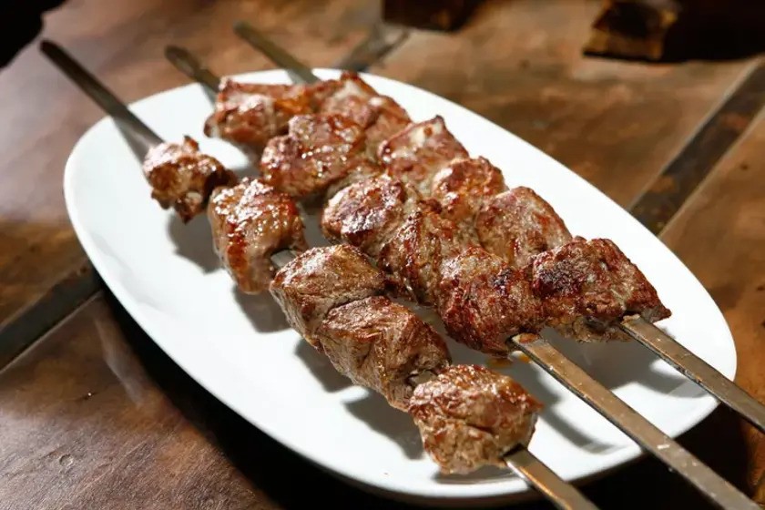 متسوادی کباب سنتی گرجستان . منبع عکس: Seriouseats.com. عکاس: نامشخص