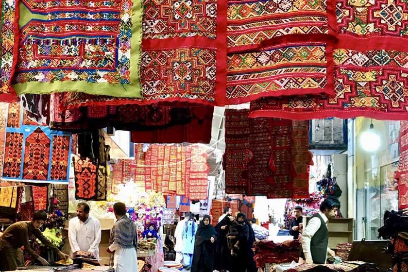 دکه بازار چابهار. منبع عکس: وبسایت کارناوال. عکاس: نامشخص