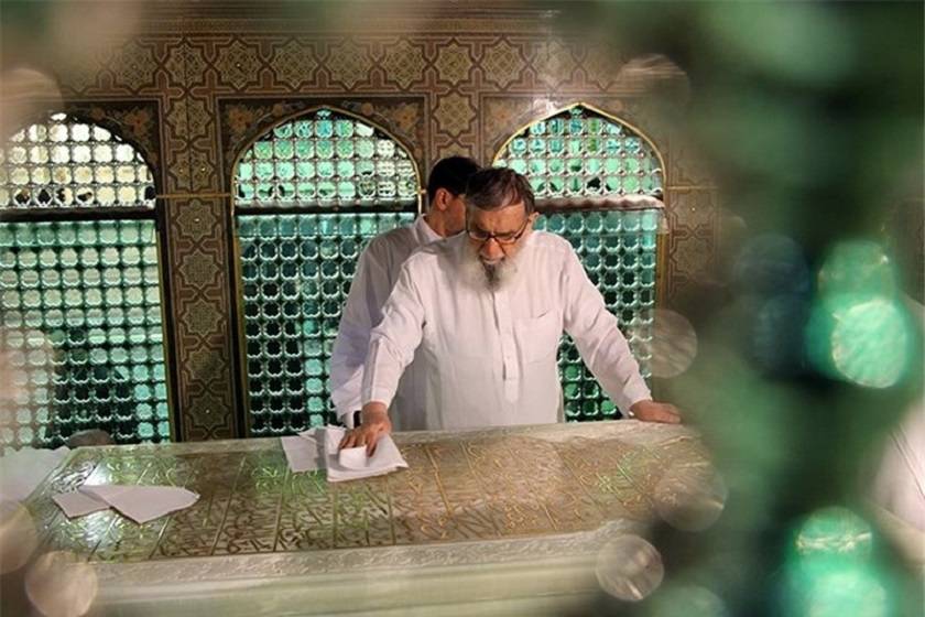 داخل ضریح امام رضا (ع). منبع عکس: Khaterenegari.Com. عکاس: نامشخص