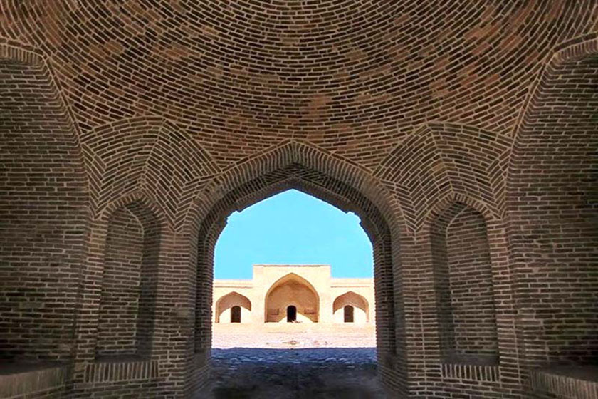 هشتی یکی از کاروانسراهای ایران. منبع عکس: وبسایت Archilearn.Net. عکاس: نامشخص