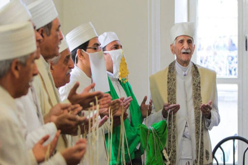دعا خواندن در اردیبهشتگان. منبع عکس: برساد، عکاس: نامشخص