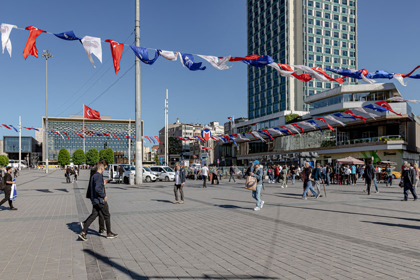 عبور رهگذران از میدان تکسیم استانبول. منبع عکس: وبسایت en.wikipedia.org. عکاس: نامشخص