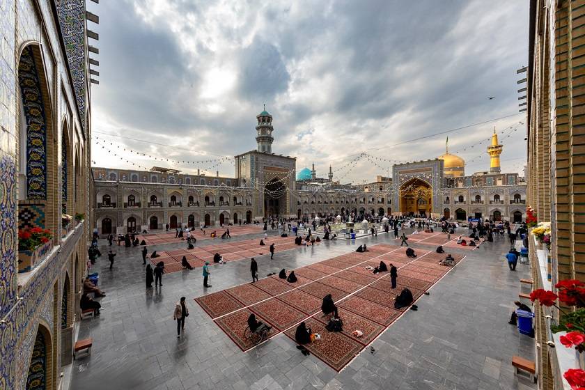 حیاط حرم امام رضا ع. منبع عکس: Omran.Razavi.Ir. عکاس: نامشخص
