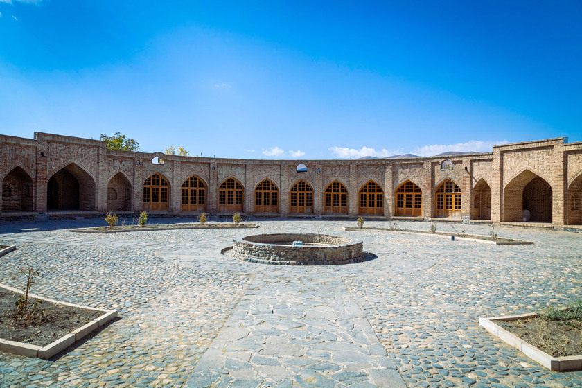 کاروانسرای تاج آباد. منبع عکس: گوگل مپ. عکاس: حسن میرزایی