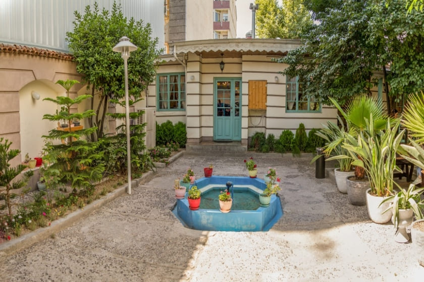 حیاط رستوران شورکولی رشت. منبع عکس: وبسایت رستوران شورکولی رشت. عکاس: نامشخص